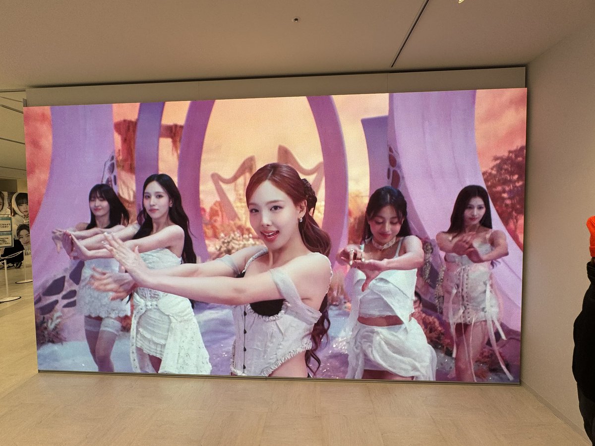 haru_once__'s tweet photo. JYPのPOPUP行ってきました！
購入品は後ほど、記念に投稿します！
POPUPとか一緒に行ける友達欲しいなっていっつも思ってます、、笑 https://t.co/7osvGbHw7L