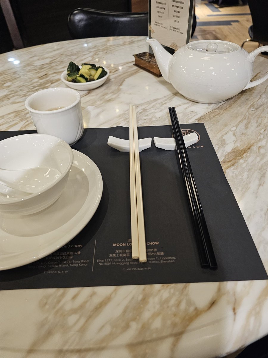 홍콩에서 특이히다고 생각한건 젓가락이 검은색/흰색 두 종류인거. 검은색은 공유하는 음식에서 내 접시로 음식을 옮길때 쓰고, 흰색은 내 음식을 먹을때 씀. 한국에서도 이런 문화 도입하면 괜찮을꼬 같은데.