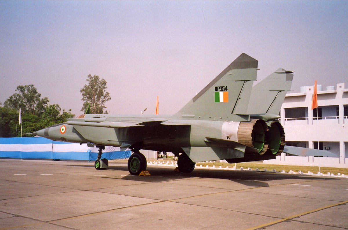 ReviewVayu's tweet photo. 2/3

After evaluation and test flying, the IAF had ordered the Soviet Union's top secret MiG–25R which had incredible performance (Mach 3) with a ceiling of over 100,000 feet, truly skirting the frontiers of space, in the late 1970s. Six single seaters and two 2–seaters were received at Bareilly and formed the equipment of No.102 Squadron ("Trisonics") on 17 August 1981 under Wg Cdr AJ Singh.

📷 VAYU