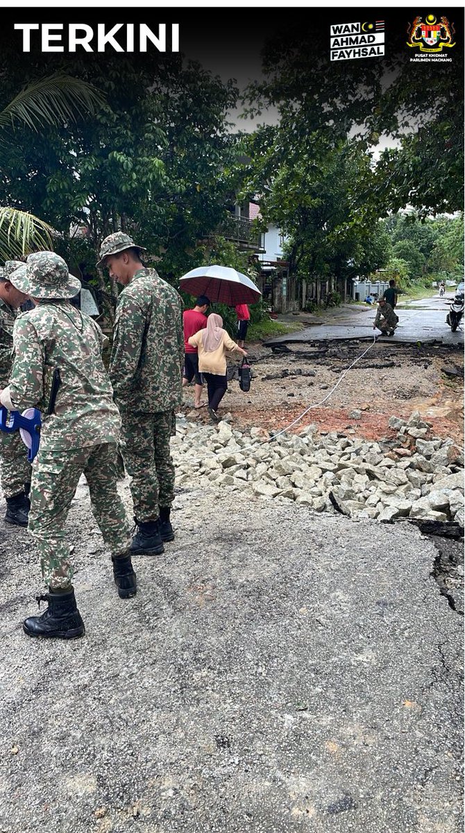 𝐓𝐄𝐑𝐈𝐌𝐀 𝐊𝐀𝐒𝐈𝐇 𝐀𝐓𝐌!

Tak sampai 12 jam aduan dan permohonan kami melalui YB Ketereh Major Jeneral (B) Dato’ Khlir yang disampaikan terus kepada PAT, OC Jurutera telah turun meninjau dan lakukan kerja-kerja permulaan membaiki dan membina jambatan sementara. Mereka