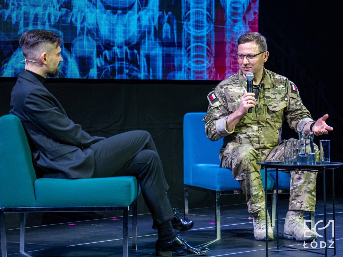 CyberWojska's tweet photo. Ponad 5000 młodych pasjonatów technologii na Festiwalu #BombaMegabitowa! 🚀

Taka frekwencja pokazuje, jak duże jest zainteresowanie technologią i nauką wśród młodego pokolenia. Sztuczna inteligencja, cyberbezpieczeństwo czy innowacje cyfrowe nie tylko ich fascynują, ale też motywują do działania! 💻✨

Podczas wydarzenia dr @kawecki_maciej rozmawiał z gen. dyw. @MolendaKarol o roli polskich cyberwojsk i wyzwaniach związanych z obroną cyfrową państwa.

📸 Hubert Tkaczyński | @planetariumec1