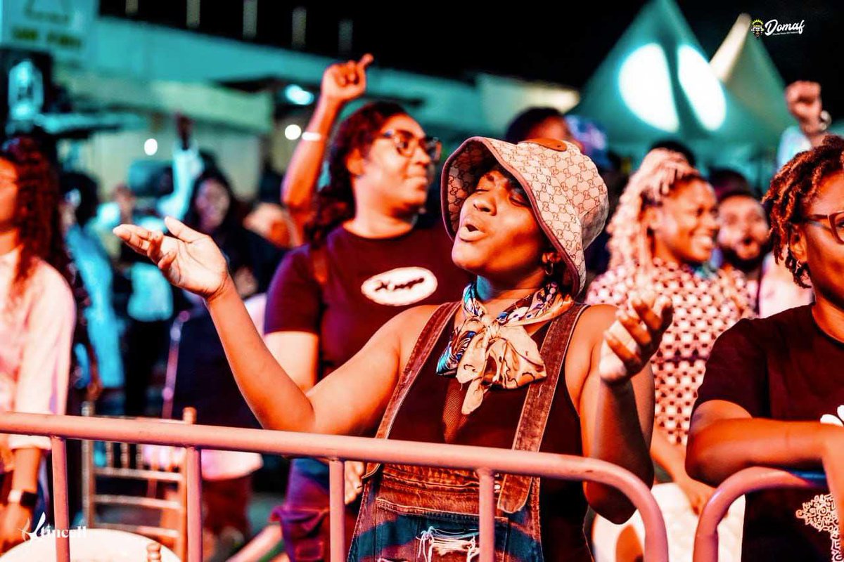 domafest's tweet photo. Merci encore à
ce public qui a enjoy dans nos kwatts,
ce public qui vit culture
ce public qui célèbre peu importe les âges
CE PUBLIC MAGNIFIQUE, VOUS ÊTES LES MEILLEURS💜
#DOMAF13
#LePiedDeDerriereSuitToujoursLePiedDeDevant https://t.co/rLuWZx9kqp