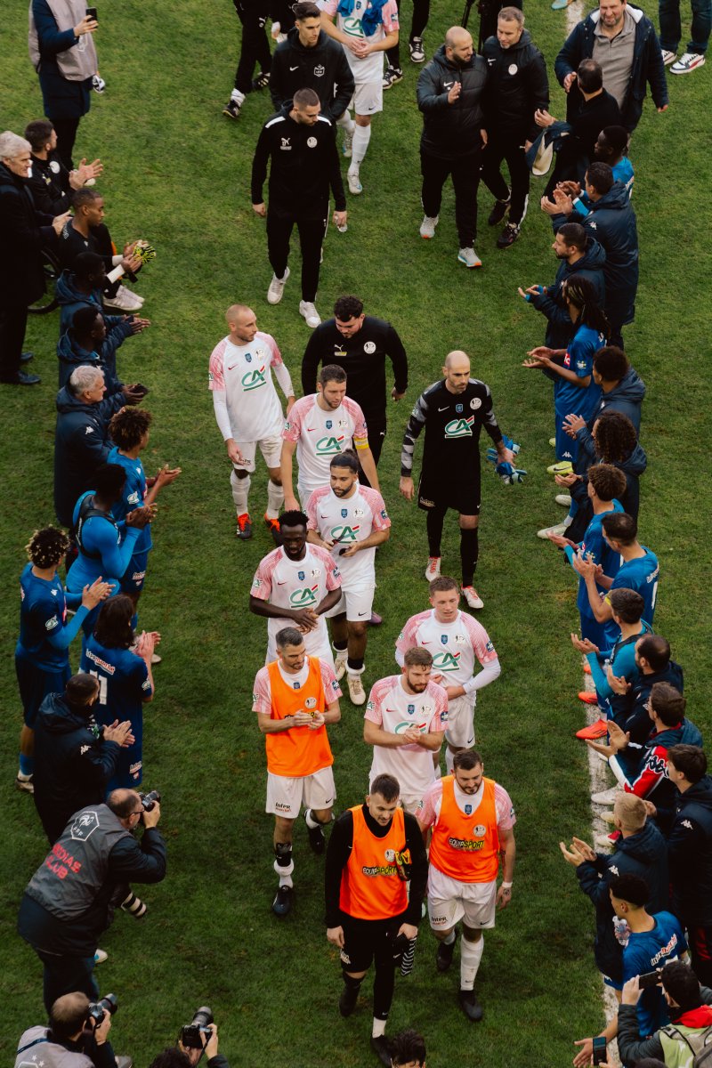 SMCaen's tweet photo. On félicite l'US Bolbec pour leur parcours et on leur souhaite une bonne fin de saison 🤝🏆

#SMCaen #TeamSMC #SMCUSB https://t.co/ghsXQPS3yT