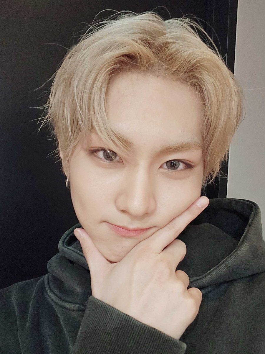 woncattos's tweet image. 1st selca                            4th year
as enha member       as enhypen