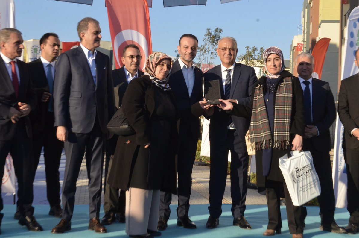 ozangulacti's tweet photo. 6 Şubat depreminin ardından, depremzedelerimiz için önemli bir adım daha atıldı. Sn. Cumhurbaşkanımızın Kahramanmaraş’tan canlı bağlantıyla katıldığı törenle 155.000 konutun anahtar teslimi ve kura çekimi gerçekleştirildi.

Genel Başkan Yardımcımız ve Parti Sözcümüz Sn. @omerrcelik’in teşrifleriyle, Milletvekillerimiz Sn. @abdullahdogru01 ve Sn. @farukaytek, Cumhur İttifakı ortağımız MHP İl Başkanımız Sn. @yusufkanli01 ile birlikte katıldığımız bu anlamlı törende, Adana Ceyhan ilçemizde konutlarının anahtar teslimi yapılan vatandaşlarımıza yeni evlerinin hayırlı olmasını diliyorum.

Depremde kaybettiğimiz vatandaşlarımıza Allah’tan rahmet, ailelerine sabır diliyoruz.

Bu süreci liderliğiyle yöneten Cumhurbaşkanımız Sn. @RTErdogan ve emeği geçen herkese teşekkür ediyoruz.