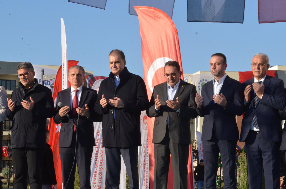 ozangulacti's tweet photo. 6 Şubat depreminin ardından, depremzedelerimiz için önemli bir adım daha atıldı. Sn. Cumhurbaşkanımızın Kahramanmaraş’tan canlı bağlantıyla katıldığı törenle 155.000 konutun anahtar teslimi ve kura çekimi gerçekleştirildi.

Genel Başkan Yardımcımız ve Parti Sözcümüz Sn. @omerrcelik’in teşrifleriyle, Milletvekillerimiz Sn. @abdullahdogru01 ve Sn. @farukaytek, Cumhur İttifakı ortağımız MHP İl Başkanımız Sn. @yusufkanli01 ile birlikte katıldığımız bu anlamlı törende, Adana Ceyhan ilçemizde konutlarının anahtar teslimi yapılan vatandaşlarımıza yeni evlerinin hayırlı olmasını diliyorum.

Depremde kaybettiğimiz vatandaşlarımıza Allah’tan rahmet, ailelerine sabır diliyoruz.

Bu süreci liderliğiyle yöneten Cumhurbaşkanımız Sn. @RTErdogan ve emeği geçen herkese teşekkür ediyoruz.