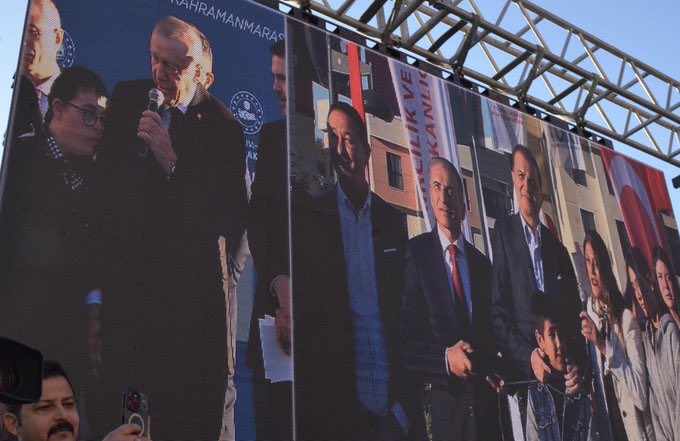 ozangulacti's tweet photo. 6 Şubat depreminin ardından, depremzedelerimiz için önemli bir adım daha atıldı. Sn. Cumhurbaşkanımızın Kahramanmaraş’tan canlı bağlantıyla katıldığı törenle 155.000 konutun anahtar teslimi ve kura çekimi gerçekleştirildi.

Genel Başkan Yardımcımız ve Parti Sözcümüz Sn. @omerrcelik’in teşrifleriyle, Milletvekillerimiz Sn. @abdullahdogru01 ve Sn. @farukaytek, Cumhur İttifakı ortağımız MHP İl Başkanımız Sn. @yusufkanli01 ile birlikte katıldığımız bu anlamlı törende, Adana Ceyhan ilçemizde konutlarının anahtar teslimi yapılan vatandaşlarımıza yeni evlerinin hayırlı olmasını diliyorum.

Depremde kaybettiğimiz vatandaşlarımıza Allah’tan rahmet, ailelerine sabır diliyoruz.

Bu süreci liderliğiyle yöneten Cumhurbaşkanımız Sn. @RTErdogan ve emeği geçen herkese teşekkür ediyoruz.