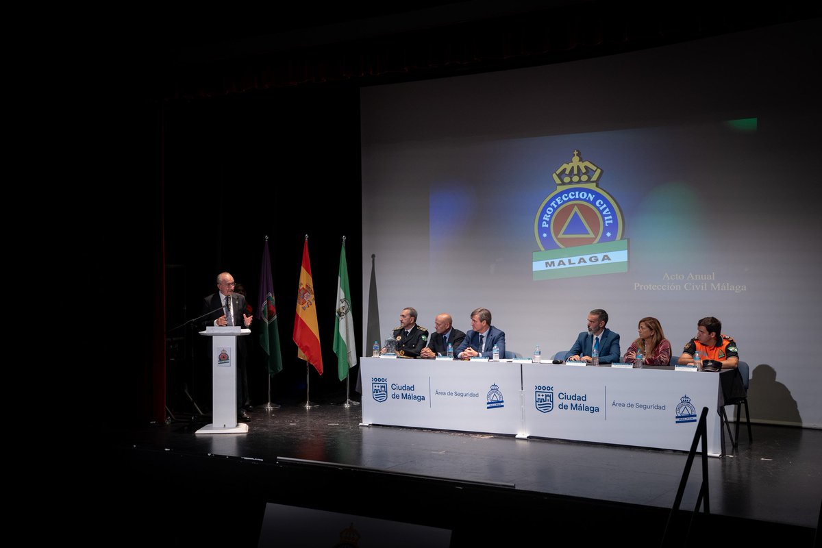 malaga's tweet photo. La @VPCMalaga ha celebrado hoy su acto anual, en el que se han entregado distinciones a miembros de la agrupación e instituciones. El alcalde, @pacodelatorrep, junto al concejal de @seguridad_mlg, @AvelinoPP, ha asistido a este evento que ha tenido lugar en la Caja Blanca. https://t.co/vmYb8qlh5o
