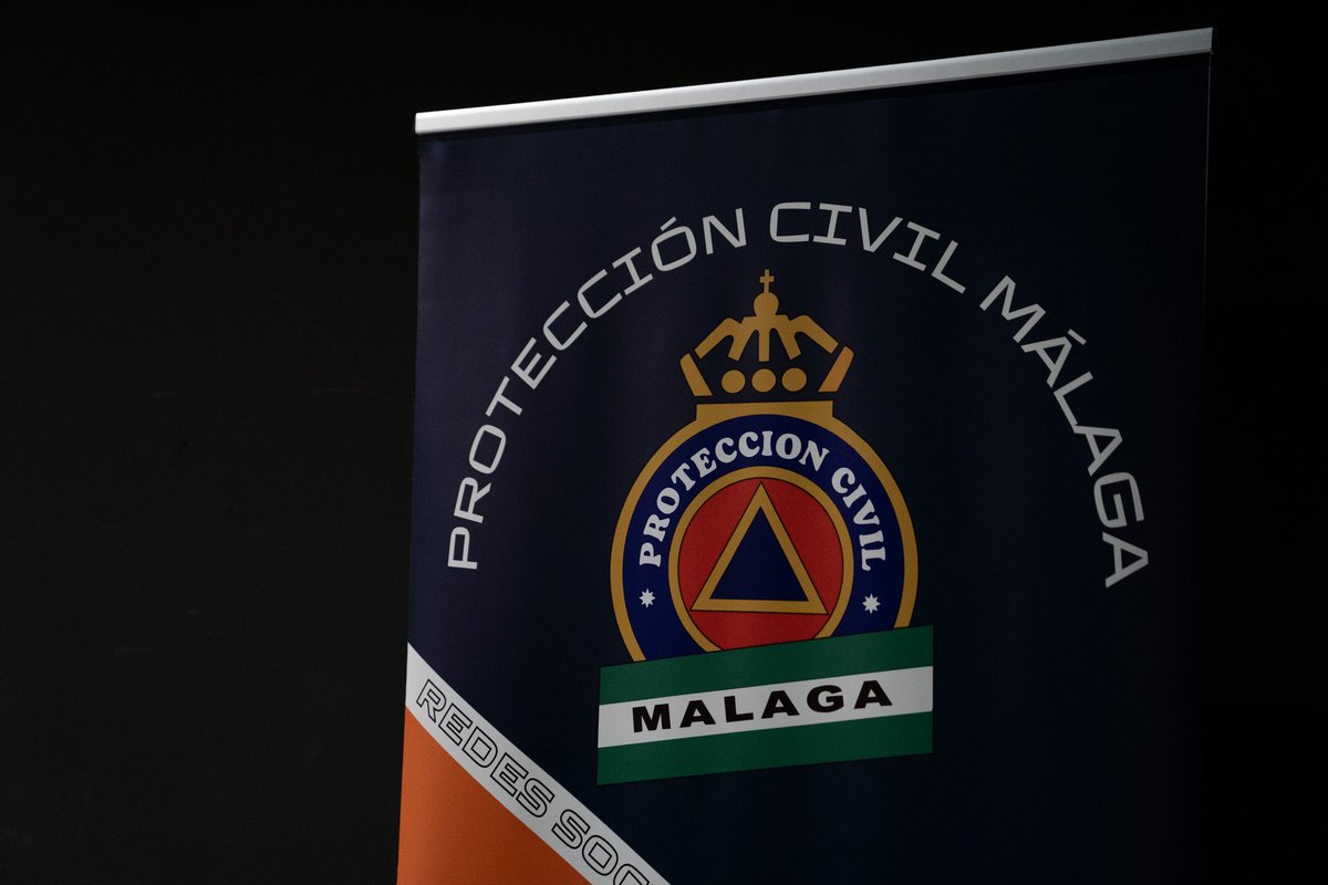 malaga's tweet photo. La @VPCMalaga ha celebrado hoy su acto anual, en el que se han entregado distinciones a miembros de la agrupación e instituciones. El alcalde, @pacodelatorrep, junto al concejal de @seguridad_mlg, @AvelinoPP, ha asistido a este evento que ha tenido lugar en la Caja Blanca. https://t.co/vmYb8qlh5o