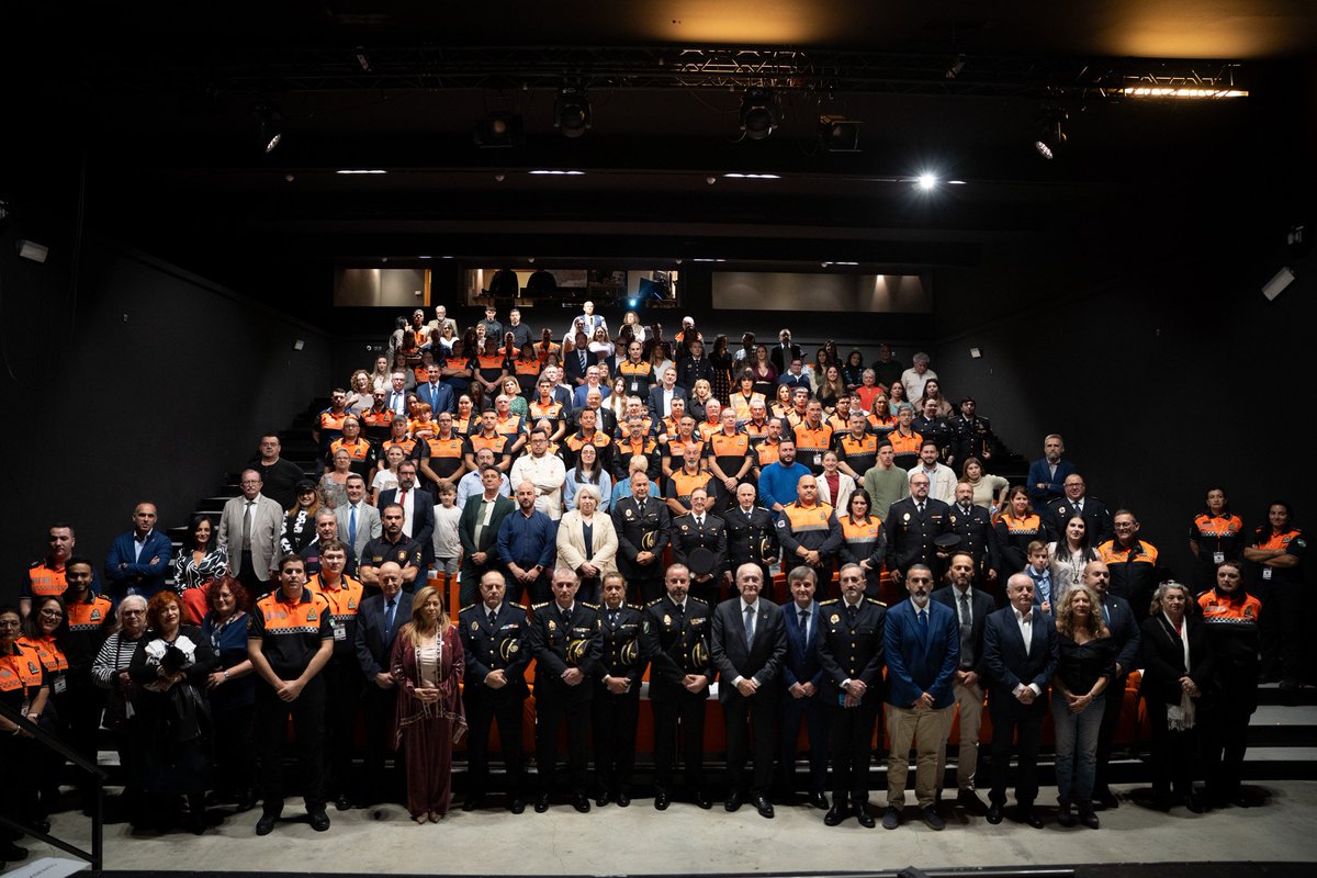 malaga's tweet photo. La @VPCMalaga ha celebrado hoy su acto anual, en el que se han entregado distinciones a miembros de la agrupación e instituciones. El alcalde, @pacodelatorrep, junto al concejal de @seguridad_mlg, @AvelinoPP, ha asistido a este evento que ha tenido lugar en la Caja Blanca. https://t.co/vmYb8qlh5o