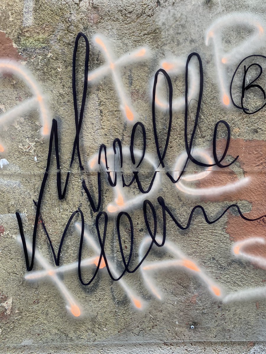 📌 Crónica de un Muelle 

✅ Se descubre un Muelle  
✅ Se cubre el Muelle 
✅ Alguien pinta “a tope de Hass” sobre la plancha que cubre el Muelle 
✅ Un falso muelle imita la firma del muelle real pintando encima de “a tope de hass” la firma de Muelle 

😵‍💫Madrid es brillante 😂