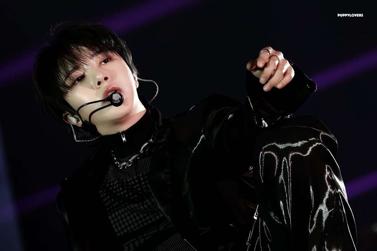 241130 TDS3 encore
🖤

#NCTDREAM 
#런쥔 #仁俊 #RENJUN