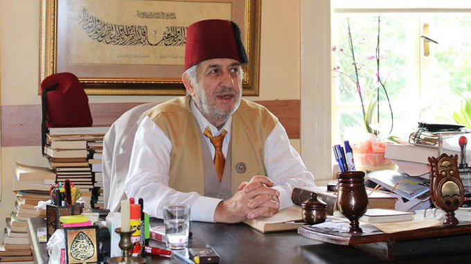 umtdogan71's tweet photo. YUNAN ZULMÜNE AİT FOTOĞRAFLAR ve KADİR MISIROĞLU (Flood)

1⃣- Solda Yunan askeri tarafından ayaklarına nal çakılan Hüseyin Pehlivan. Yalova’nın Paşa köyünden.

Sağda ise "Keşke Yunan kazansaydı" diyen Kadir Mısıroğlu