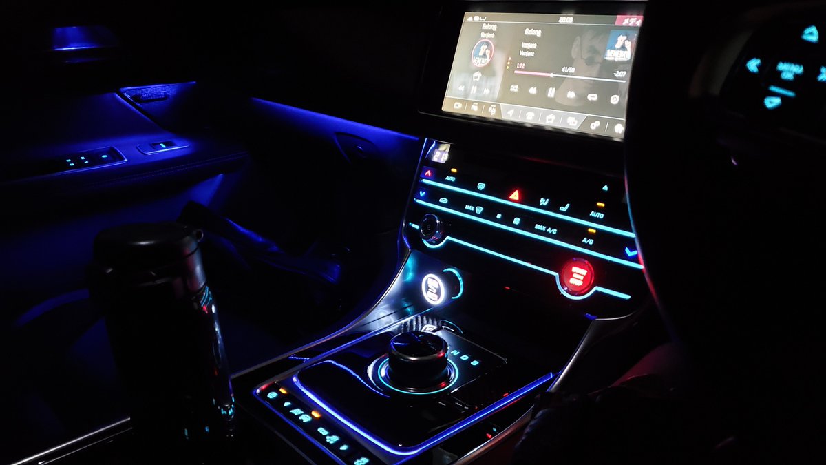 ril_pso2_ship7's tweet image. #これを見た人は赤と青の入った画像を貼れ 
#Jaguar  #XF 
どこかしらに赤と青は共存していますな