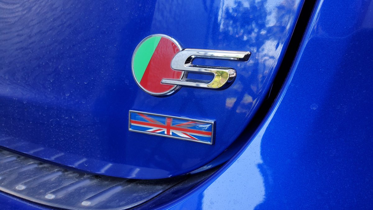 ril_pso2_ship7's tweet image. #これを見た人は赤と青の入った画像を貼れ 
#Jaguar  #XF 
どこかしらに赤と青は共存していますな