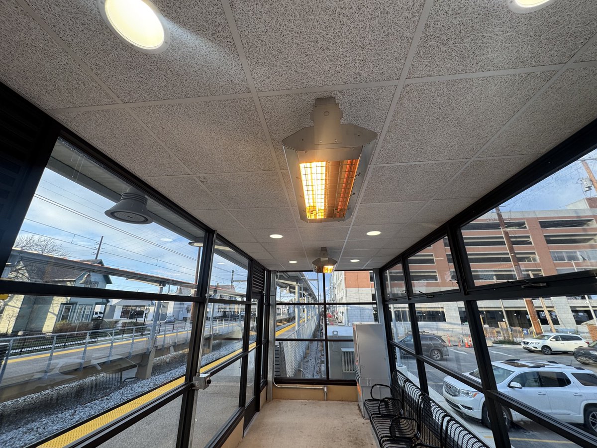 tnertz's tweet photo. Hey @southshoreline, it’s too cold for half the heating lamps to be working
📍 Michigan City 11th st Station west shelter https://t.co/dqZ8SHLo7v