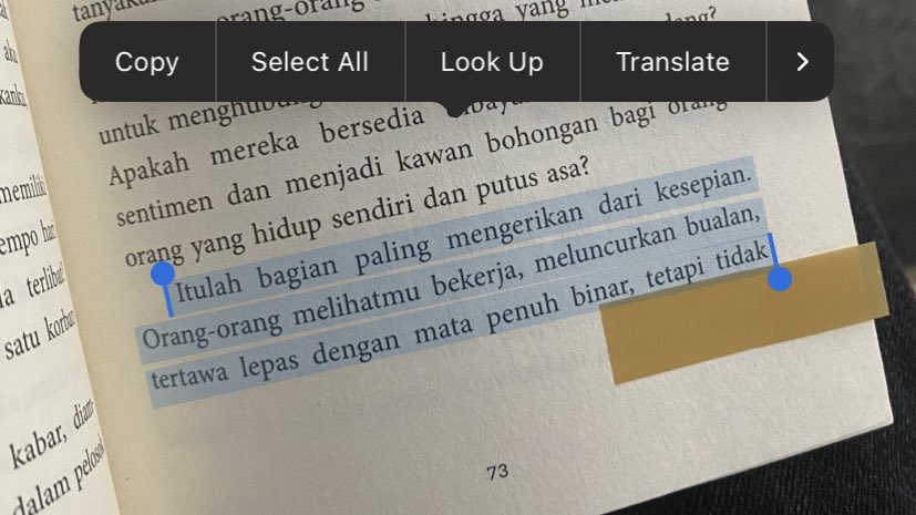 soliloku's tweet photo. 'Itulah bagian paling mengerikan dari kesepian. Orang-orang melihatmu bekerja, meluncurkan bualan, tertawa lepas dengan mata penuh binar, tetapi tidak ada yang menyadari bahwa di dalam sana kau terpuruk sambil sibuk memikirkan cara untuk mati.'

stop menyuarakan isi otak gue. https://t.co/qv0WQh0Foe