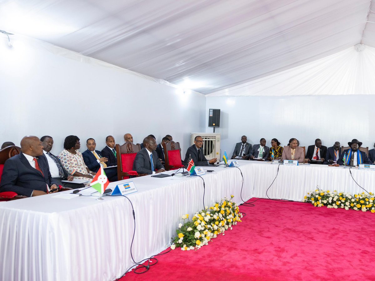 Jj865's tweet image. At the EAC Summit in Arusha, Tanzania, a historic decision was made: the Federal Republic of Somalia will serve as the Rapporteur of the EAC for the next year, strengthening regional cooperation and integration. 🇸🇴✨ Congratulations to @TheVillaSomalia, @MOFASomalia, #EACSummit