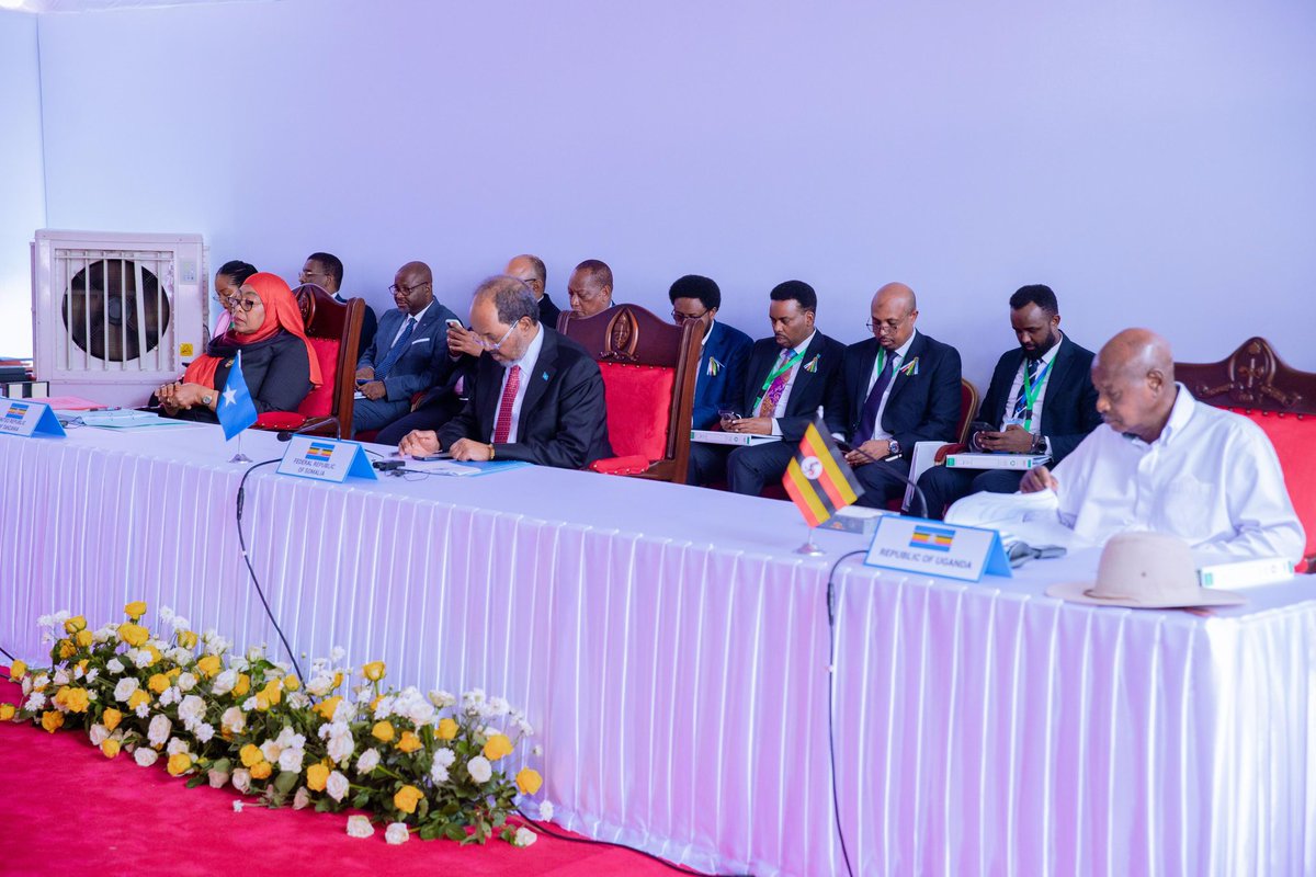 Jj865's tweet image. At the EAC Summit in Arusha, Tanzania, a historic decision was made: the Federal Republic of Somalia will serve as the Rapporteur of the EAC for the next year, strengthening regional cooperation and integration. 🇸🇴✨ Congratulations to @TheVillaSomalia, @MOFASomalia, #EACSummit