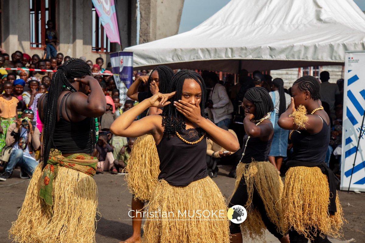 IsseSivamwanza's tweet photo. @agir_rdc @AfricellRDCongo @MusikaNaKipaji Le groupe « Simba danse compagnie » met en mouvement le public et les partenaires du festival par la danse traditionnelle Hunde.
Un moment de partage de joie et d’énergie par la danse.
#MusikaNaKipaji #mnk6 #FestivalFeminin https://t.co/p8kxPUn7Kr