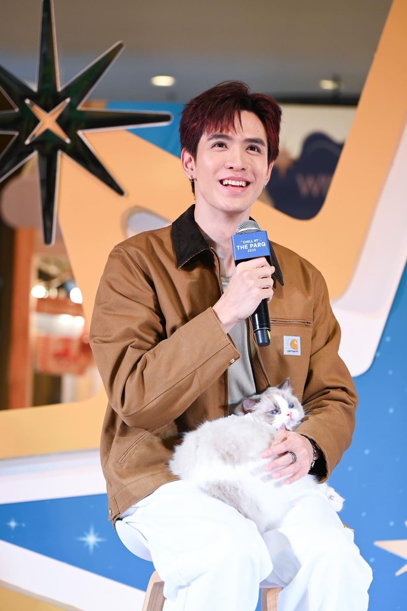 AllNews_th's tweet photo. “ฟิล์ม – ธนภัทร” ควงน้องแมวออนนี่ ร่วมงาน “CHILL AT THE PARQ 2025”
เ���ศกาล กิน ดื่ม ช้อป ประจำปี เพื่อคุณและสัตว์เลี้ยงที่ เดอะ ปาร์ค
#ฟิล์มธนภัทร #FilmThanapat
#CHILLATTHEPARQ2025 #ThePARQ #LifeWellBalanced #StarsOfJoy
เดอะ ปาร์ค (The PARQ) มอบประสบการณ์ความสุขที่ทุกคนรอคอย กับงาน CHILL AT THE PARQ 2025 เทศกาลกิน ดื่ม ช้อปประจำปี ที่ได้เนรมิตรบรรยากาศคริสต์มาสในเดอะ ปาร์ค ภายใต้คอนเซ็ปต์ “Stars of Joy” พิเศษสุดกับการต้อนรับสมาชิกสี่ขาให้ได้มาเฉลิมฉลองร่วมกันในปีนี้ ส่งท้ายปีเก่าต้อนรับปีใหม่ด้วยกิจกรรมมากมาย สนุกสนานไปกับคอนเสิร์ตสุดชิล โดย Chang Live Park พบกับศิลปินชื่อดังมากมาย พร้อมดนตรีสด และดีเจการันตีความสนุกจากร้านชงเจริญ โอสด พร้อมบูธอาหารและเครื่องดื่มมากมายในบรรยากาศสุดชิล พลาดไม่ได้กับ Winter Market โดย HBD Event ที่จัดมุมนั่งชิลพิเศษให้พาสัตว์เลี้ยงมาร่วมสังสรรค์ได้ พร้อมเวิร์คช็อปคริสต์มาสและกิจกรรมอื่นอีกมากมาย เติมเต็มความสุข รอยยิ้ม ให้ทุกคนส่งต่อพลังงานดีๆ ต่อกัน ตั้งแต่วันนี้ถึง 31 ธันวาคม 2567
โดยในปีนี้มีแขกรับเชิญสุดพิเศษอย่าง ฟิล์ม - ธนภัทร กาวิละ คู่กับออนนี่ – น้องแมวแสนรัก มาร่วมเปิดงาน มอบรอยยิ้มและความสดใส แบ่งปันเรื่องราวความประทับใจระหว่างสัตว์เลี้ยง พร้อมแชร์ไลฟ์สไตล์ เรื่องราวเล็ก ๆ ที่สร้างความสุขได้ทุกวัน “ผมรู้สึกเป็นเกียรติมาก ๆ ครับที่ได้มาเป็นส่วนหนึ่งของงาน CHILL AT THE PARQ 2025 ครั้ง��ี้ ตั้งแต่ต้นปีมานี้ผมใส่ใจตัวเองมากขึ้น และพบว่า ‘บาลานซ์’ คือคำตอบของไลฟ์สไตล์ที่ตอบโจทย์ชีวิตผมมาก ๆ ส่งผลดีต่อทั้งสุขภาพร่างกาย และจิตใจ นอกจากใส่ใจตัวเองแล้ว ผมจะให้เวลาดูแลเอาใจใส่กับลูกสาวทั้งสอง “มอลลี่ - ออนนี่” ที่คอยมอบความน่ารักสดใส ส่งพลังงานดี ๆ ให้ผมได้ผ่อนคลายจากการงานแต่ละวัน วันนี้ผมดีใจมาก ๆ ที่ทางเดอะ ปาร์ค เปิดพื้นที่ให้คนรักสัตว์ทุ��คนสามารถพาสัตว์เลี้ยงเข้ามาใช้เวลาร่วมกันได้ ผมเชื่อว่าจะเป็นอีกหนึ่งคอมมูนิตี้ที่เต็มไปด้วยรอยยิ้มอย่างแน่นอน” ทั้งนี้ ฟิล์ม – ธนภัทร ยังร่วมสร้างความทรงจำดี ๆ ด้วยบทเพลงพิเศษอีกด้วย
นายกมลนัย ชัยเฉนียน กรรมการบริหาร บริษัท ทีซีซี แอสเซ็ทส์ (ประเทศไทย) จำกัด กล่าวว่า “เดอะ ปาร์ค มุ่งมั่นสร้างสรรค์พื้นที่ให้เป็นคอมมูนิตี้สเปซสำหรับทุกไลฟ์สไตล์���บบ Life Well Balanced สำหรับ CHILL AT THE PARQ 2025 นี้เป็นเทศกาลแห่งการเฉลิมฉลองประจำปีของเรา โดยปีนี้เราเนรมิตพื้นที่ในเดอะ ปาร์คให้สว่างไสวในบรรยากาศคริสต์มาสภายใต้คอนเซ็ปต์ “Stars of Joy” ที่เปรียบเสมือนเดอะ ปาร์ค เป็นท้องฟ้า รายล้อมไปด้วยดวงดาวอันเป็นดั่งผู้คนที่ใช้ชีวิต หรือแวะมาเยือนที่นี่ ทุกคนเปล่งประกายความสดใสมอบพลังงานที่ดีให้แก่กัน นอกจากนี้ยังพิเศษกว่าทุกปี เนื่องจากเ��็นปีที่เราเปิดบ้านต้อนรับน้องๆสัตว์เลี้ยงที่อยู่เคียงข้างมาร่วมแบ่งปันความสุขด้วยและร่วมเฉลิมฉลองก้าวไปสู่ปีใหม่ที่ดีขึ้นไปด้วยกันที่นี่ ”
พลาดไม่ได้กับ Chang Live Park Presents Music In The Garden ณ ลาน Q Space เพิ่มดีกรีความสนุกด้วยเสียงเพลงดนตรีสดและดีเจจากร้านชงเจริญ โอสดตั้งแต่วันที่ 25 พฤศจิกายน -10 ธันวาคม 2567 (ยกเว้นวันเสาร์อาทิตย์และวันหยุดนักขัตฤกษ์) พร้อมจัดเต็มคอนเสิร์ตจากทัพศิลปินชื่อดังท่ามกลางบรรยากาศสุดชิล อาทิ ส้ม มารี, โอ๊ต ปราโมทย์, สงกรานต์, ลุลา, กวาง AB Normal, Purpeech, Yourmood, Only Monday, Blackbeans และ 60 Miles ที่จะสลับหมุนเวียนกันมาเติมเต็มความสุข สร้างความทรงจำดีๆ ร่วมกัน วันที่ 11-20 ธันวาคม (ทุกวัน) ตั้งแต่เวลา 17.00น. – 24.00 น.
ร่วมสัมผัสประสบการณ์แห่งความสุขที่เปล่งประกายดั่งดวงดาวบนท้องฟ้าได้ด้วยกันที่งาน “CHILL AT THE PARQ 2025” ที่ เดอะ ปาร์ค (MRT ศูนย์การประชุมแห่งชาติสิริกิติ์ ทางออก 2) ตลอดเทศกาลแห่งการเฉลิมฉลองนี้