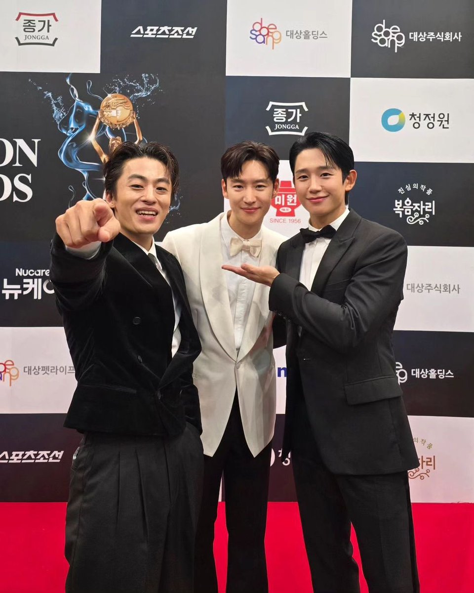아니 그니까 정해인 구교환 이제훈이 같이 사진을 찍엇다고? 세계관 붕괴된것같음 지금