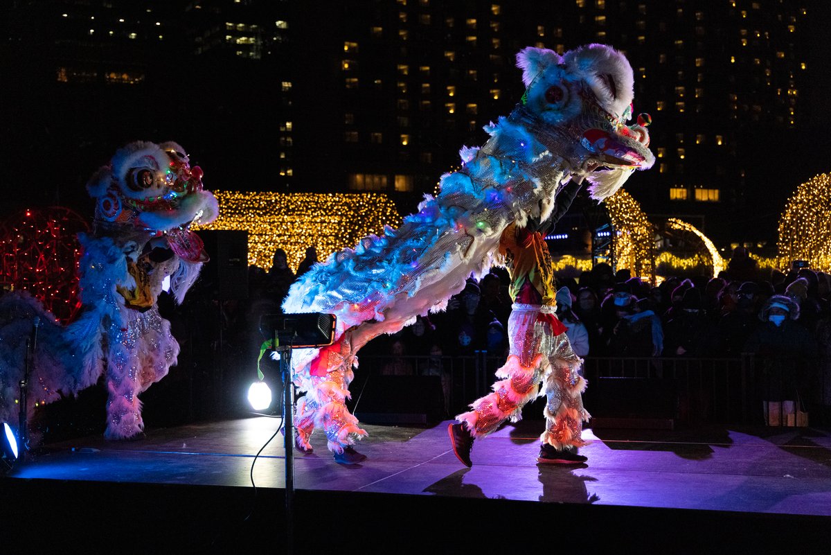 culture_to's tweet photo. It's time! Head to Nathan Phillips Square from 5 - 10 p.m. for the opening night of #CavalcadeOfLights presented by @DesjardinsGroup.  

🎄Lighting of the @cityoftoronto Christmas tree is at 6:30 p.m.  

🔗https://t.co/jsDye9f6fa https://t.co/eCVqPvrDHU