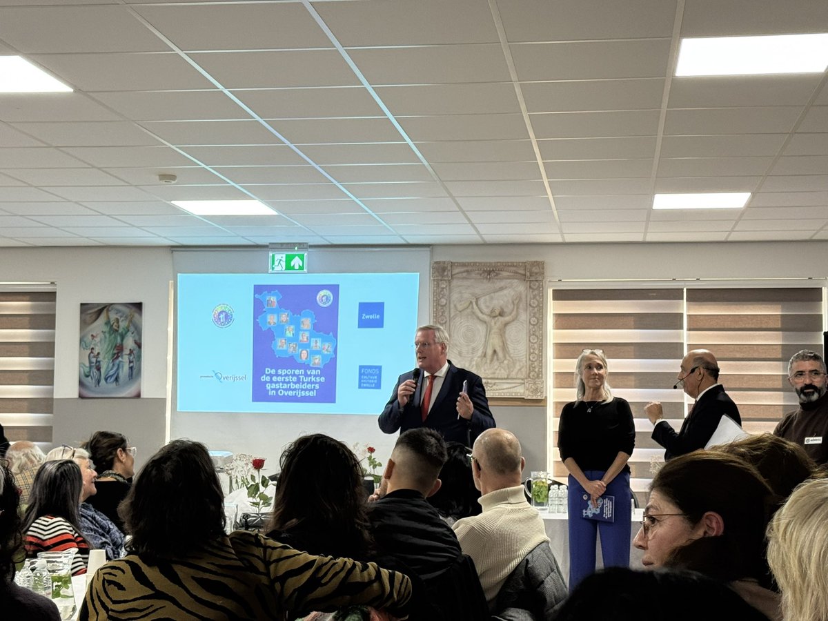 Marco van Driel (@drielvanmarco) on Twitter photo In 1964 kwamen onder het wervingsverdrag, de 1e Turkse arbeiders naar Overijssel/Zwolle. Vandaag, 60 jaar later kijken de 1e (en latere) generatie(s) terug en wordt het boek ‘de sporen van de eerste Turkse gastarbeiders in Overijssel’ aangeboden aan <a href="/AndriesHeidema/">Andries Heidema</a> en <a href="/RoelfsAh/">Anja Roelfs</a> In 1964 kwamen onder het wervingsverdrag, de 1e Turkse arbeiders naar Overijssel/Zwolle. Vandaag, 60 jaar later kijken de 1e (en latere) generatie(s) terug en wordt het boek ‘de sporen van de eerste Turkse gastarbeiders in Overijssel’ aangeboden aan <a href="/AndriesHeidema/">Andries Heidema</a> en <a href="/RoelfsAh/">Anja Roelfs</a>