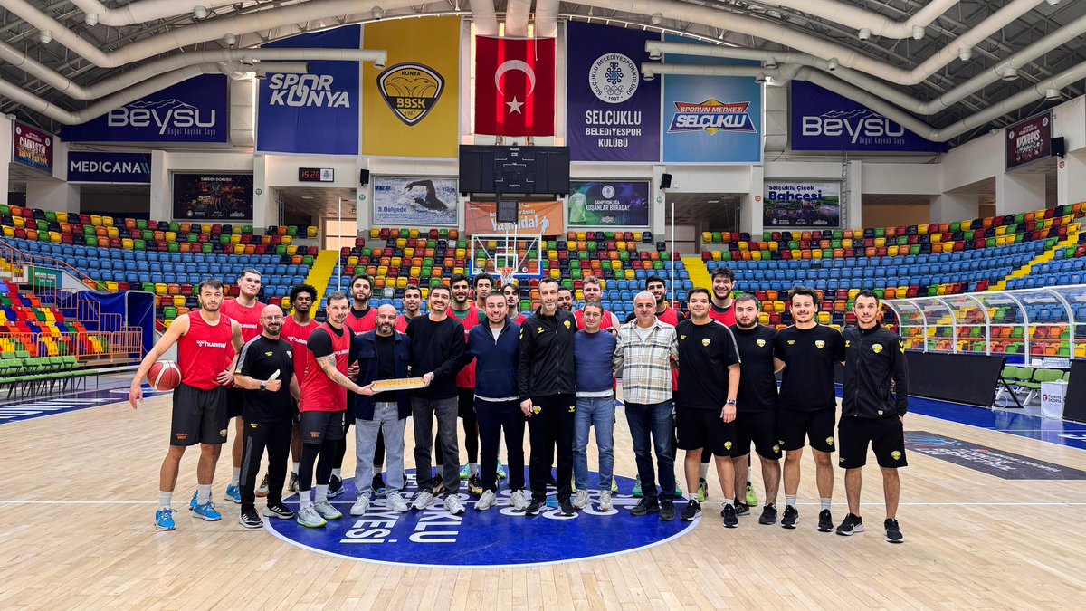 Çayırova maçı öncesi Konya basketbol antrenörleri Konya BBSK'ya tatlı ikramında bulundu

Antrenörler Mehmet Okur, Hakan Bekmezci, Faruk Avcı, Deniz Özlüyurdakul ve Berkay Dinçbudak,
teknik heyet ve sporlara destek vermek amacıyla antrenmanı ziyaret ederek, tatlı ikramında bulundu