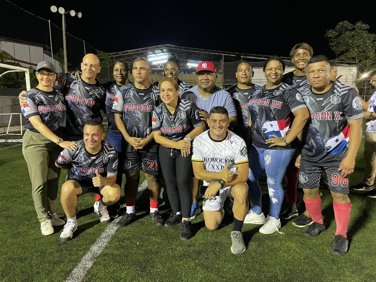 policiadepanama's tweet photo. Con éxito realizamos la clausura de la Liga de Fútbol Egresados de la #ACAPOL "Isaac Cano", donde :
la Promoción 29🥇
Promoción 33🥈
Promoción 28🥉, se alzaron con los tres primeros lugares. https://t.co/LUai47RejR