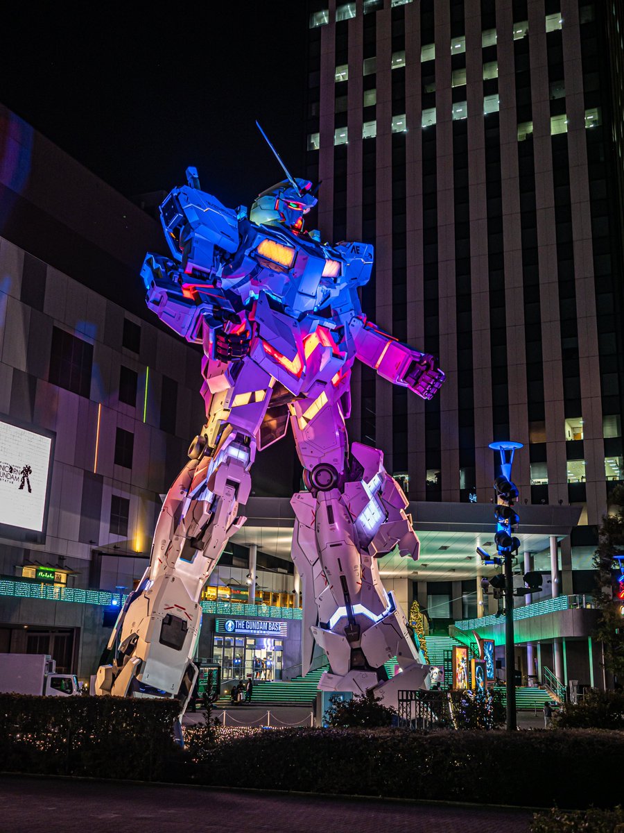 yoshi115t's tweet photo. Life-size Unicorn Gundam

本日から、台場の実物大ユニコーンガンダム。
冬季限定イルミネーションが始まりました。

ライティングがトリコロールでしたが、事前のイメージイラストでは全体を斜めに染めていましたが、実際は、真っ白なユニコーンをガンダムカラーに染める様なバランスでした。
#実物大ユニコーンガンダム