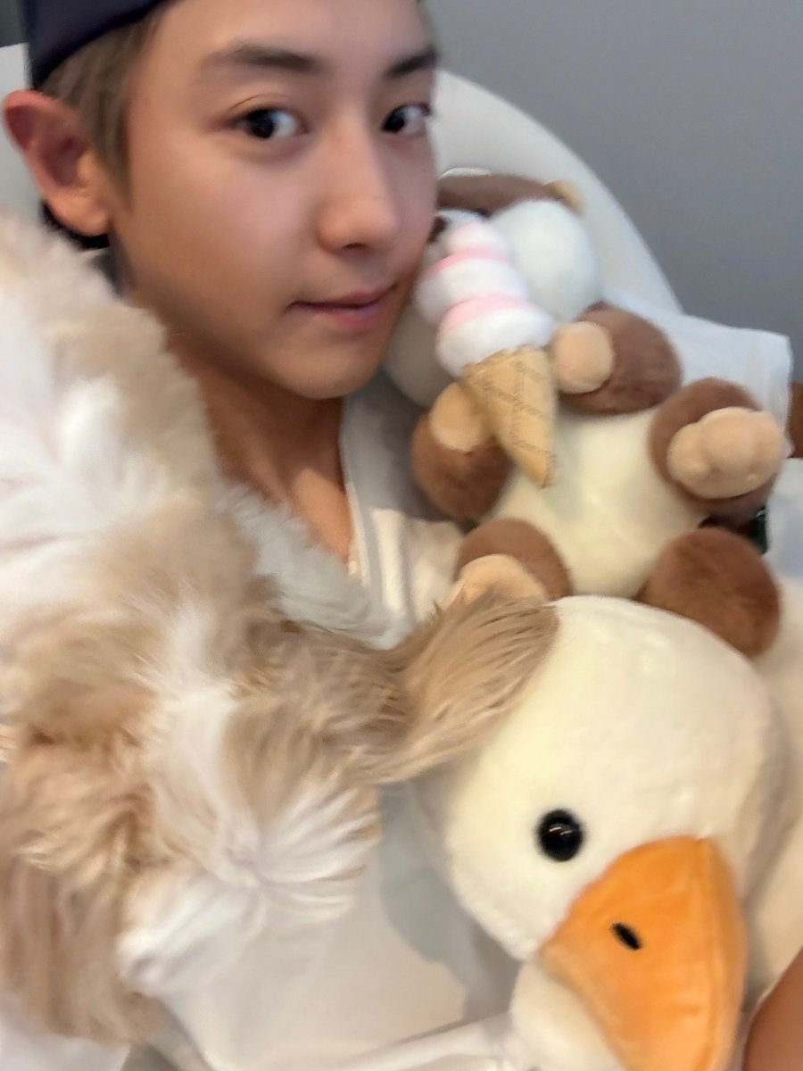 1127message's tweet photo. 241130 CHANYEOL 🍒💭

"It's really hard to take a selfie.."

#찬열버블 https://t.co/ImSrtL9Tzo