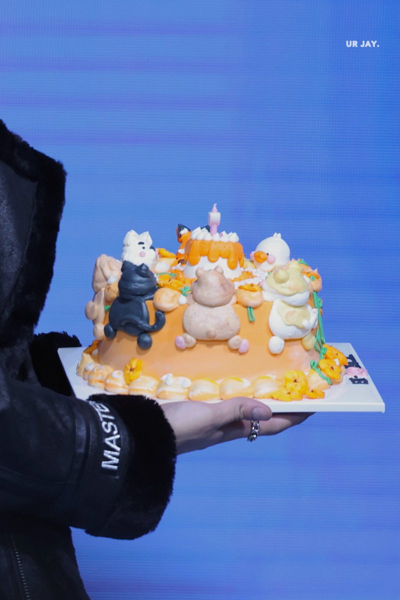 nikihoon_72's tweet photo. 4周年おめでとう🎂
ケーキもじぇ〜も可愛い https://t.co/I01gHhJTU1