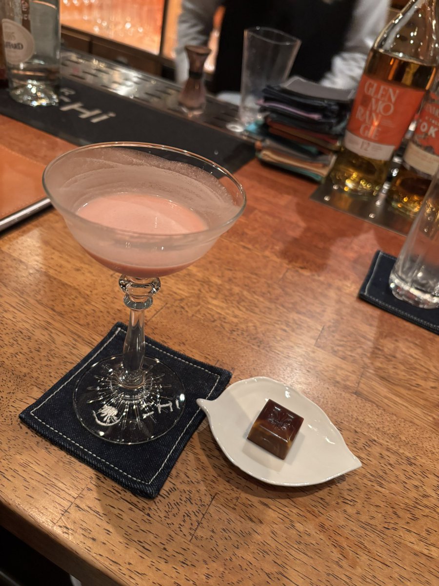 momoyatenno's tweet photo. これ、バーボンのカクテル。

ちょっと最高。
バーボンに生クリームとカカオ入れて
その名もエンジェリック

色はベビーピンク！

安室透じゃん！

やわらかく甘くてバーボンの刺激も
あって、飲みすぎると危険かもな
アルコール度数。

安室透じゃん！最高か！

#Conan 
#TWMC 
あ、一緒に食べたチョコ、
まさかのスコッチよ。
バタースコッチ！