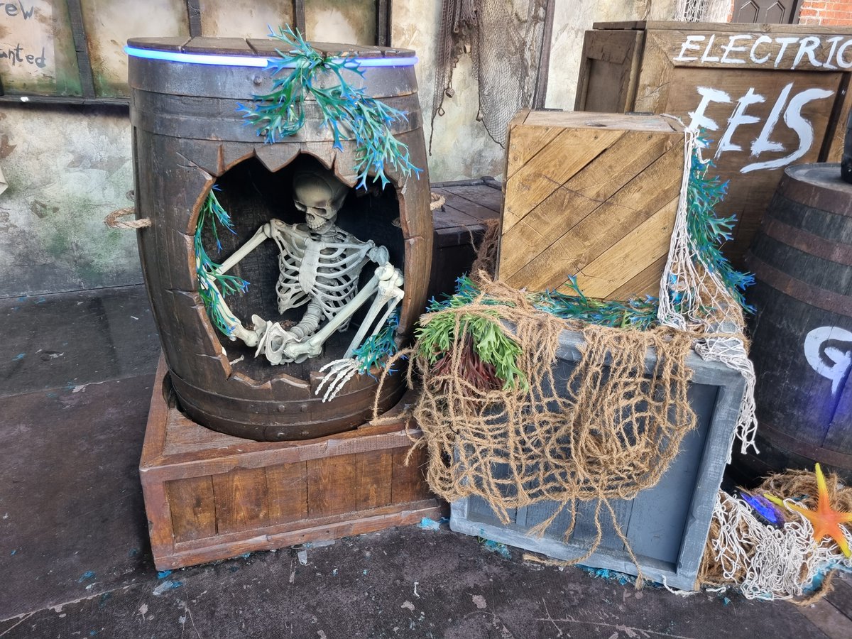 3/4: Before/After dressing. The final design includes LEDs within the barrel and addressable LEDs on top as part of an Alexa joke scene

#maker #woodworking #DIY #scenic #design #metalwork #props #tech #mechanism #themepark #stage #show #panto #theatre #wood #pirate #altontowers