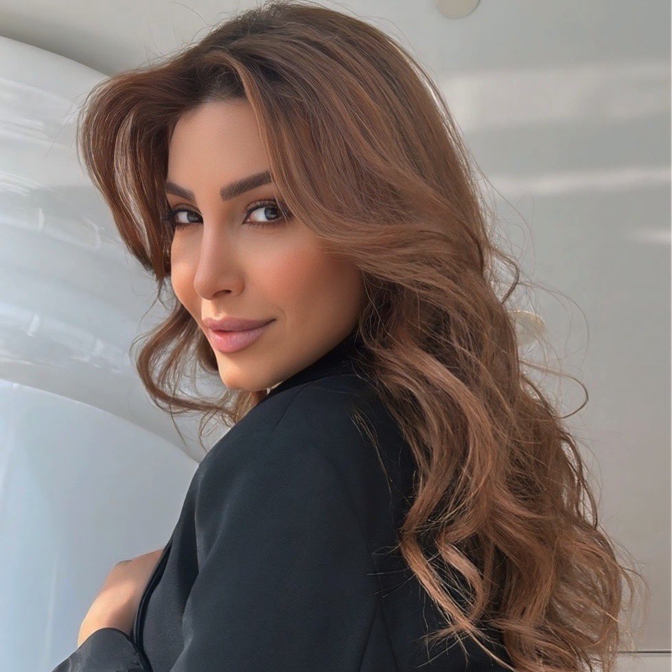 yara_lb's tweet photo. باهي الطلة ❤️… كلمات عابرة، أم صورة محفورة؟ 

شو أول شي يخطر ببالكم لما تسمعوها؟ 🤔

#يارا | #Yara | #إختصار https://t.co/ExnuSkRMqX