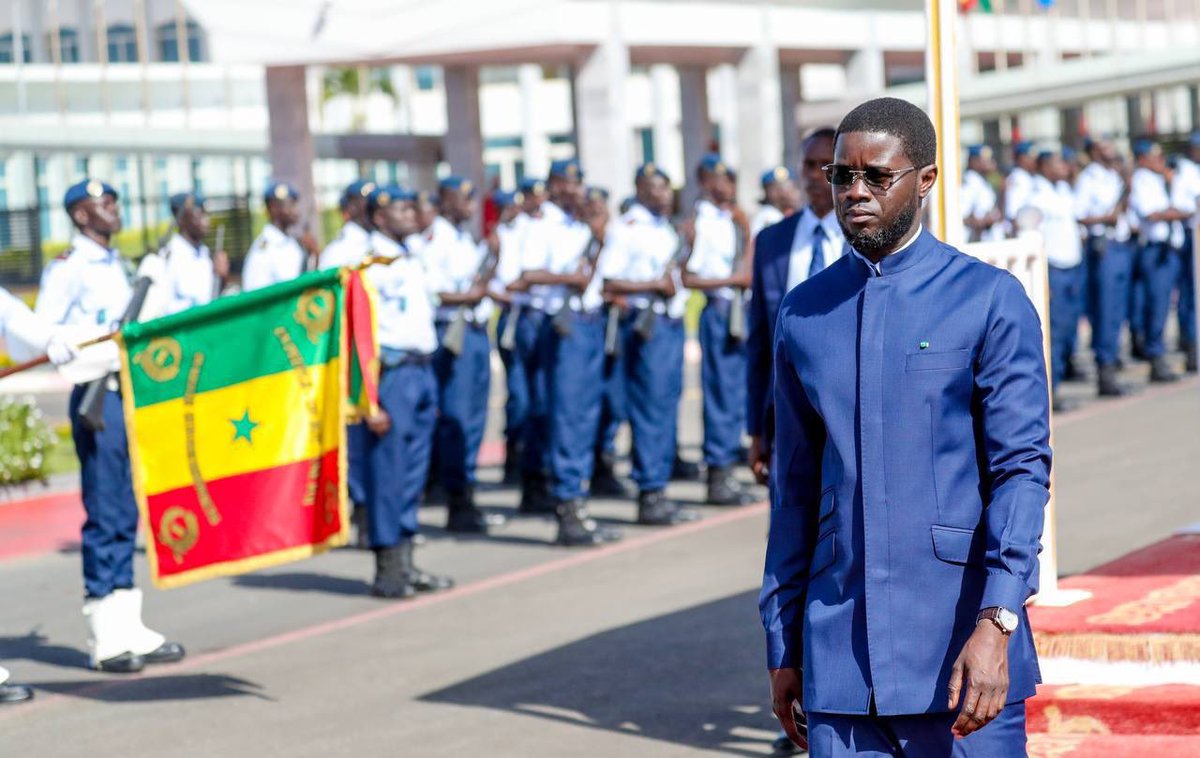 PR_Senegal's tweet photo. Les présidents de la Gambie, @BarrowPresident, et de la Guinée-Bissau, @USEmbalo, sont arrivés à Dakar ce samedi pour participer aux cérémonies commémoratives du 80ème anniversaire du massacre des tirailleurs à Thiaroye. https://t.co/9s8BNPtnkU