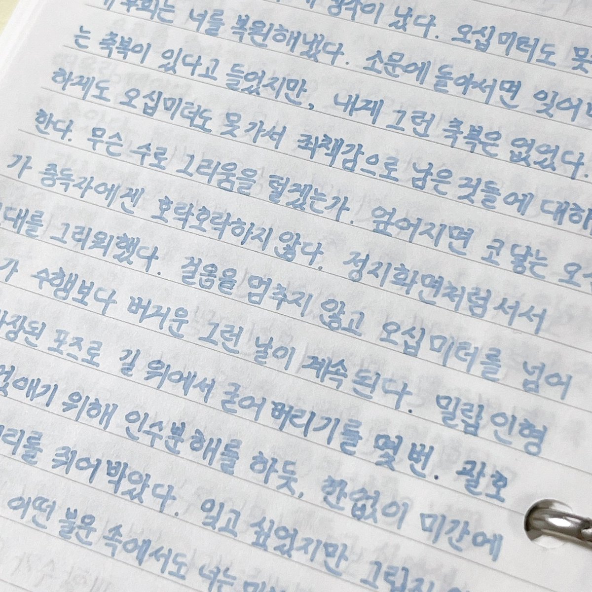archiveofcaspar's tweet photo. 오늘의 필사는 허연
쓰고 또 쓰는 <오십 미터>
 #캐스퍼필사 https://t.co/RkIZFzmQ5P