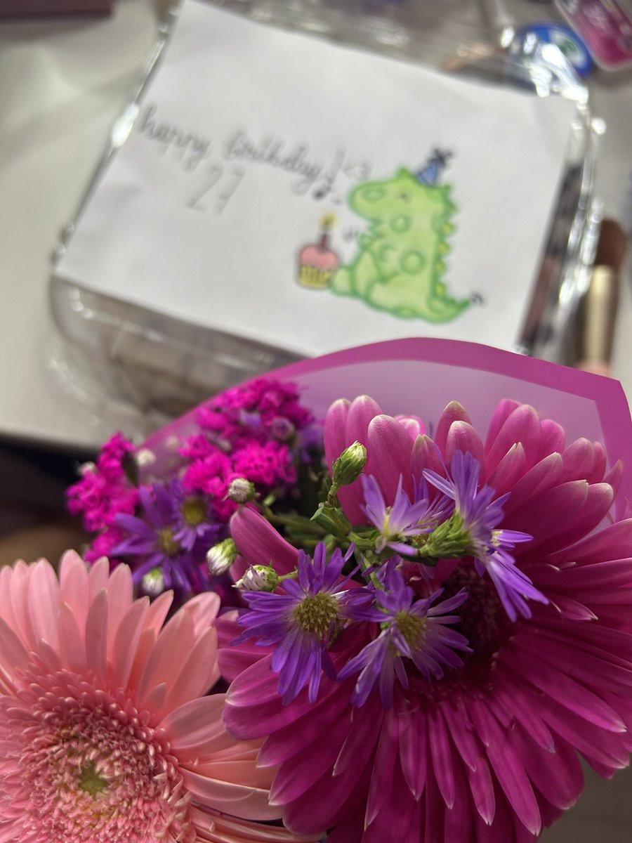 andy181212's tweet photo. Felices 27 a miiiiii🎉💜 https://t.co/7Vorydfepb