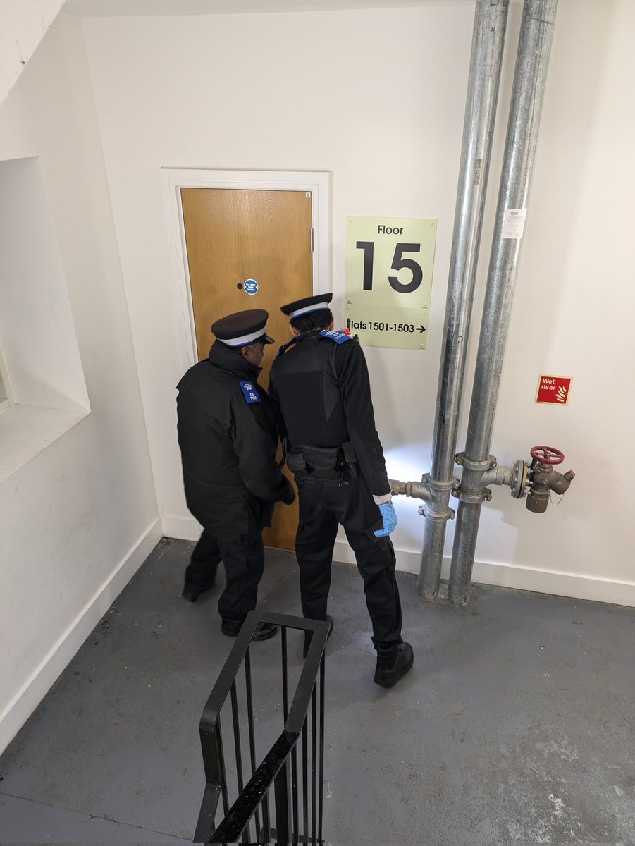 MPSIsleOfDogs's tweet photo. Yesterday your local SNT went out and conducted a weapons sweep in one of the apartment buildings on the island to address issues of youths causing ASB in apartment buildings. We will continue to conduct sweeps on the island in all apartment buildings. https://t.co/O6TL7t1bva