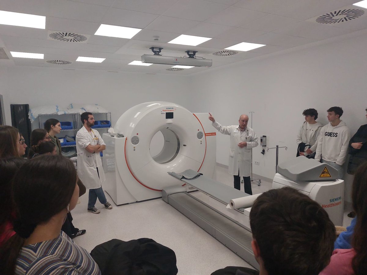 Los alumnos de primero de #IngenieríaBiomédica han visitado hoy los equipamientos de Medicina Nuclear del HCU-VA: radiofarmacia, PET-TAC y Acelerador Lineal. Nos han guiado en la visita Ricardo Torres, jefe de servicio de radiofísica del HCU-VA, y Pedro Montoya.