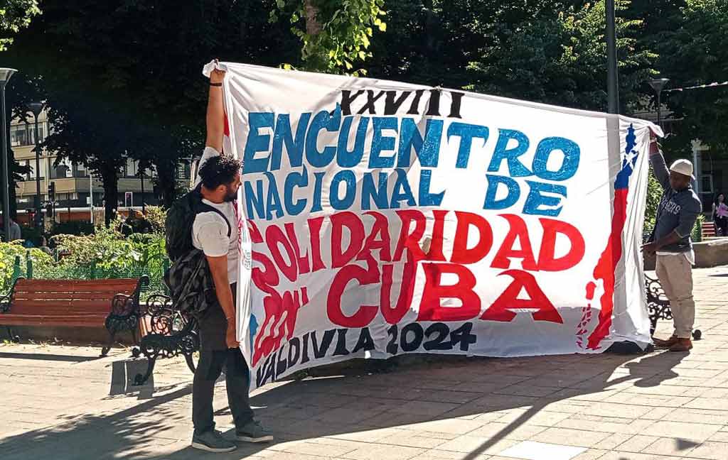 CubAlejandrita's tweet photo. Desde #Chile solidaridad con #Cuba, “No más bloqueo a Cuba”; “Victoria de ideas, siempre es 26” y “No al imperialismo yanqui”.
#CubaNoEstaSola
#DeZurdaTeam https://t.co/XYxwglUtub