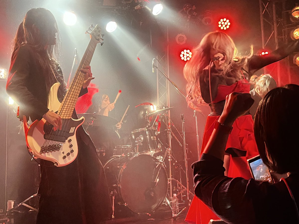 Yu_AC_vo's tweet photo. 本日はLIVE labo YOYOGI
20周年　10万秒ライブ
ご来場頂きありがとうございました！！！

めちゃくちゃめでたい節目の日に
トリ前任せてもらいました！

そしてそんな日に

大変私事ですが、本日

かねてよりお付き合いしてましたTomoki(@b_tomoki )
と入籍致しました。

これからもよろしくね！ https://t.co/PoutBFIPi5