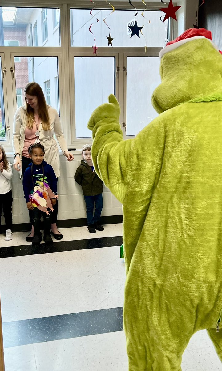 Look at the sweet faces of our #HCSPreschoolers <a href="/RineyvilleE/">Rineyville Elem</a> as the Grinch makes an appearance at the school-wide Thanksgiving parade!👫🏽 We love their reactions to new things! 😊 #HCSDifferenceMakers #HCSPreschool #Parade #Fun