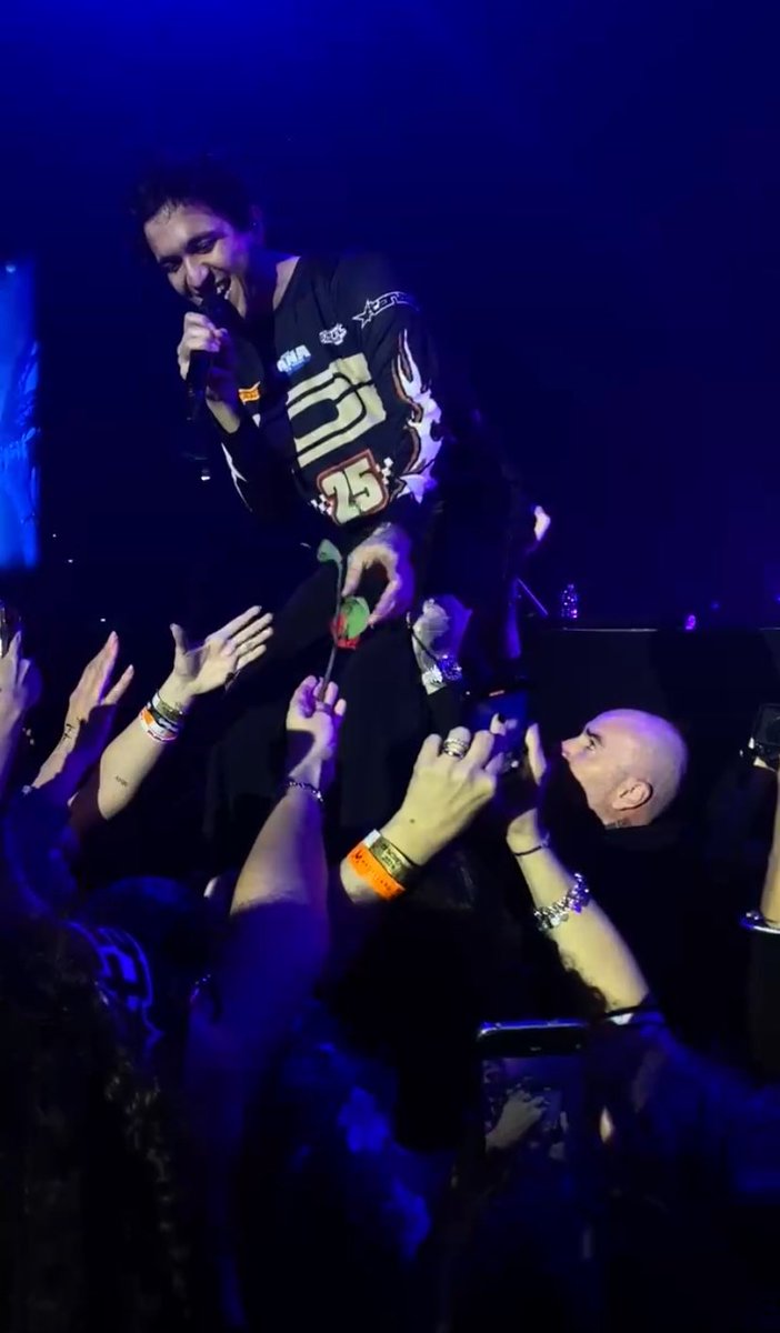 SONO RIUSCITA A DARE LA ROSA A TANANAI IERI SERA AL CONCERTO A PESARO E MI HA FATTO L’OCCHIOLINO E MI HA SORRISO COME POSSO RIPRENDERMIIIII AIUTOOOO TI AMO ALBERTO