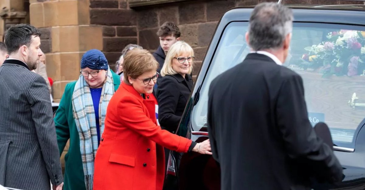 Moving tributes and a final round of applause for the wonderful #JaneyGodley at her Glasgow funeral today. Thinking of her family as they thole their grief. She was much loved.