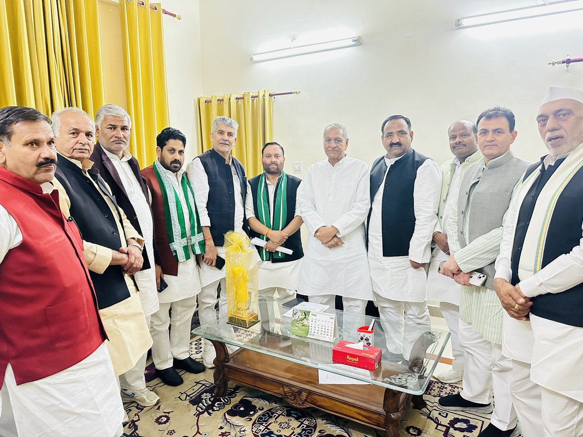 Yograj_sngh's tweet photo. लखनऊ
गन्ना मूल्य बढा कर घोषित करने, मीलों का बकाया भुगतान करनै कि मांग को लेकर मंत्री श्री @AnilKumarMZN जी के नेतृत्व मे मा०गन्ना मन्त्री श्री लक्ष्मी नारायण चौधरी जी से कि मुलाकात,साथ में श्री योगेन्द्र चेयरमैन जी, विधायक प्रसन्न चौधरी जी,मंडल अध्यक्ष श्री प्रभात तोमर रहे शामिल https://t.co/WI9y0okatp