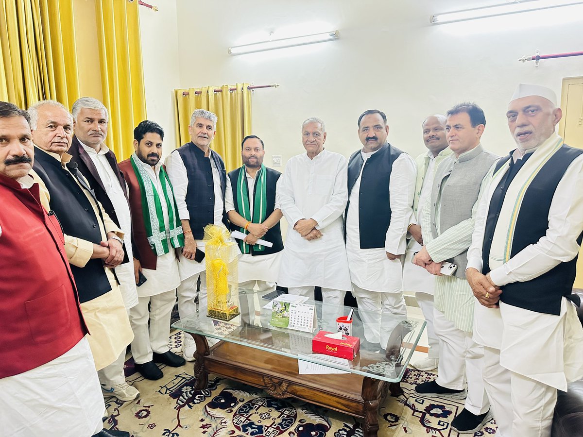 Yograj_sngh's tweet photo. लखनऊ
गन्ना मूल्य बढा कर घोषित करने, मीलों का बकाया भुगतान करनै कि मांग को लेकर मंत्री श्री @AnilKumarMZN जी के नेतृत्व मे मा०गन्ना मन्त्री श्री लक्ष्मी नारायण चौधरी जी से कि मुलाकात,साथ में श्री योगेन्द्र चेयरमैन जी, विधायक प्रसन्न चौधरी जी,मंडल अध्यक्ष श्री प्रभात तोमर रहे शामिल https://t.co/WI9y0okatp