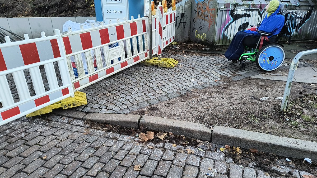 Während Fussgänger mehrere Optionen haben, zum Bahnsteig zu kommen, muss der Rollstuhlfahrer den Aufzug suchen. Ganz doof, wenn der Weg dorthin abgesperrt und Bordsteige nicht mit Rampen versehen wurden <a href="/SBahnHamburg/">S-Bahn Hamburg</a> #Bahrenfeld <a href="/bvm_hh/">Behörde für Verkehr und Mobilitätswende</a>