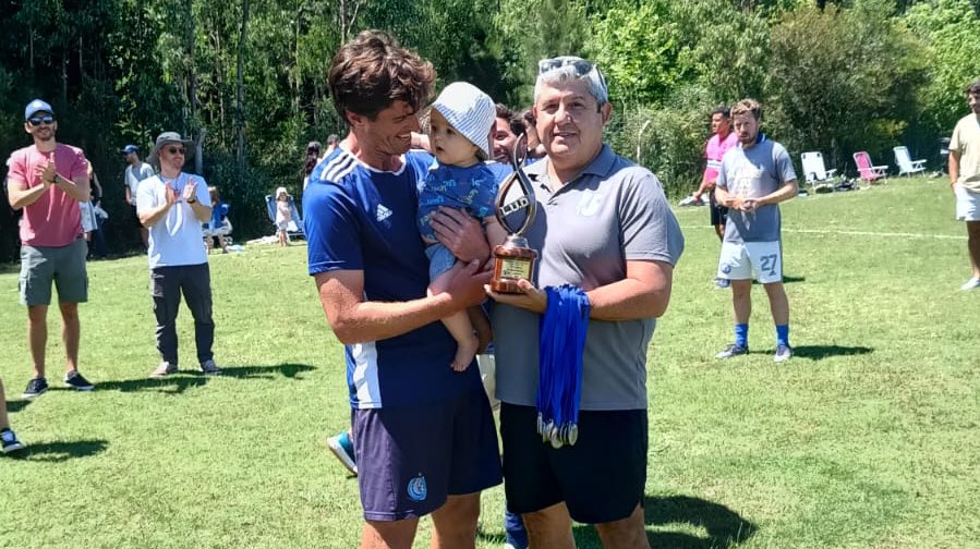 ¡𝗔 𝗙𝗘𝗦𝗧𝗘𝗝𝗔𝗥! 🎉⚽️🏆

La Divisional “D” de la categoría #presenior tiene campeón y es <a href="/elindio_resiste/">El Indio Resistencia</a> , que venció 1-0 a <a href="/CSPB_Univ/">Club Social Piedras Blancas</a> y se consagró 👏🏼👏🏼👏🏼

¡Felicitaciones, muchachos! 

Presenta: <a href="/AntelDeTodos/">Antel</a> <a href="/SummumUY/">SUMMUM</a> <a href="/Perifar_uy/">Perifar</a> 

#SomosLaLiga